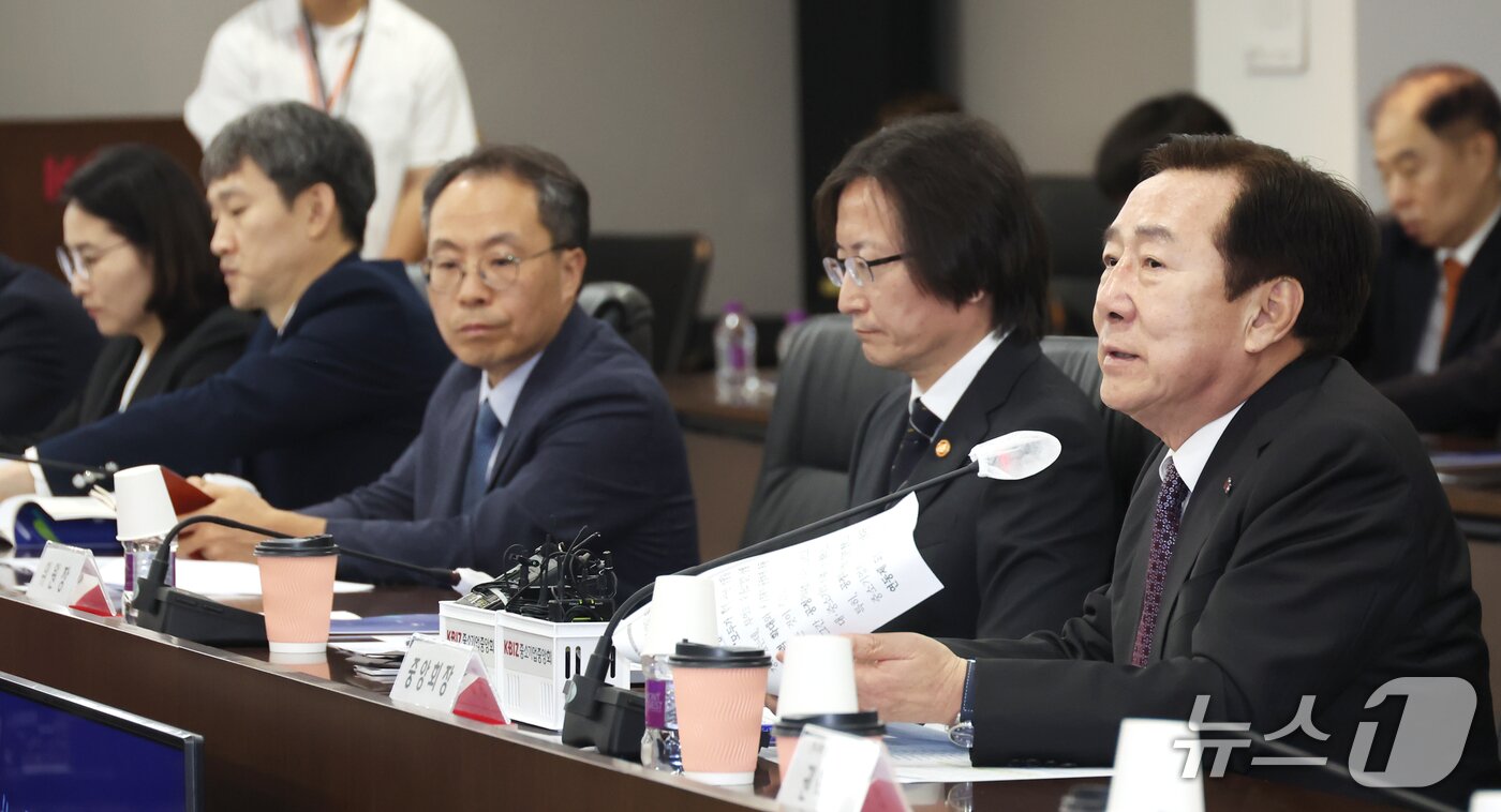 본문 이미지 - 김기문 중소기업중앙회장&#40;오른쪽&#41;과 주병기 공정거래위원장이 18일 서울 여의도 중소기업중앙회에서 열린 간담회에 참석하고 있다. &#40;중소기업중앙회 제공. 재판매 및 DB금지&#41;