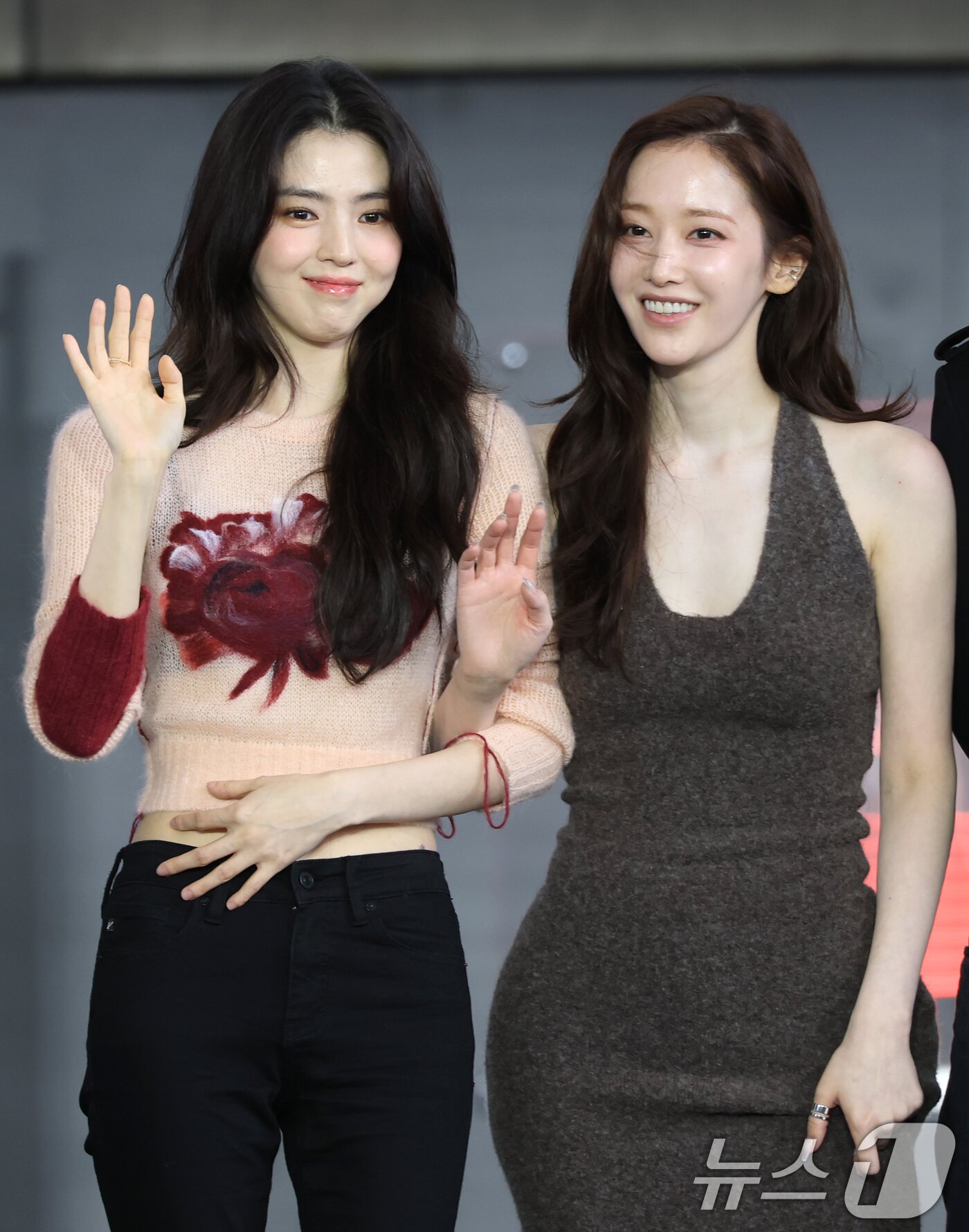 본문 이미지 - 배우 한소희, 전종서(오른쪽)가 18일 오전 서울 부산 해운대구 영화의 전당에서 열린 제30회 부산국제영화제(BIFF) '프로젝트 Y' 오픈 토크에 참석해 인사를 하고 있다. 2025.9.18/뉴스1 ⓒ News1 권현진 기자