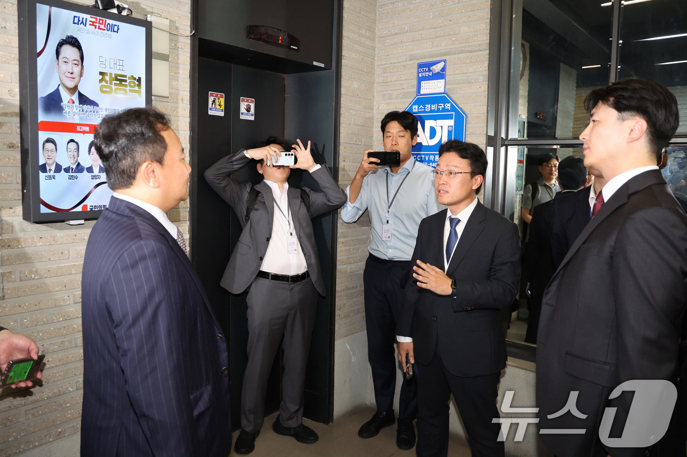 (서울=뉴스1) 신웅수 기자 = 국민의힘 당원명부 압수수색에 나선 김건희특검 수사관들이 18일 서울 여의도 중앙당사에서 국민의힘 관계자와 출입을 두고 언쟁을 벌이고 있다. 2025 …