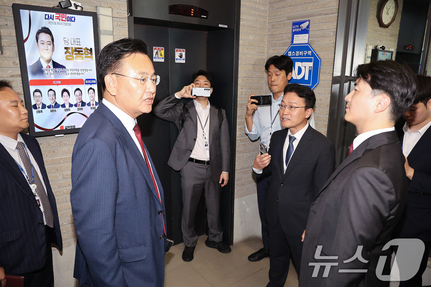 (서울=뉴스1) 신웅수 기자 = 국민의힘 당원명부 압수수색에 나선 김건희특검 수사관들이 18일 서울 여의도 중앙당사에서 유상범 국민의힘 의원과 출입을 두고 언쟁을 벌이고 있다. 2 …