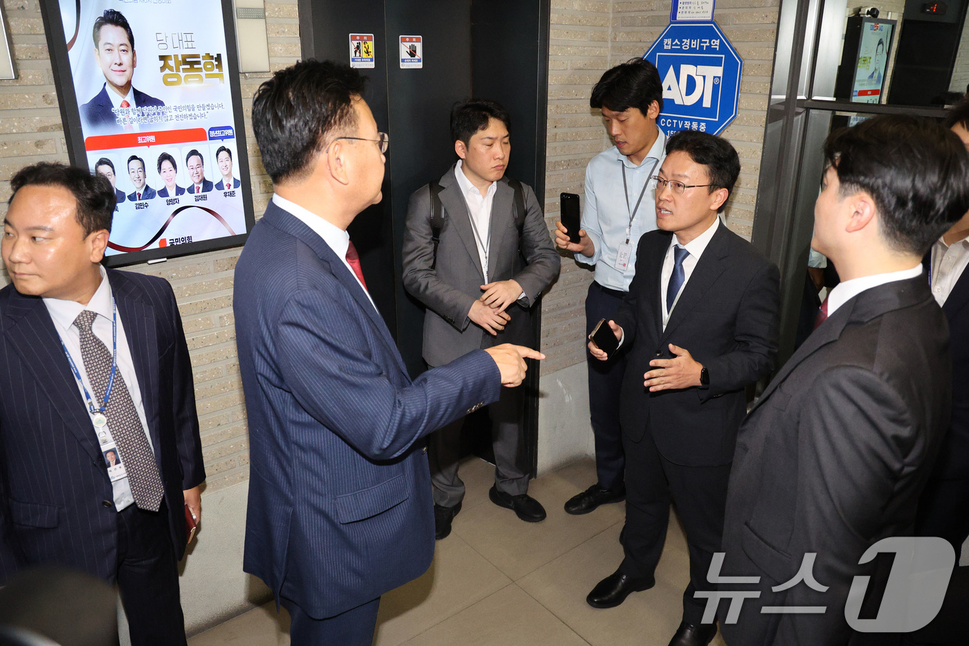 (서울=뉴스1) 신웅수 기자 = 국민의힘 당원명부 압수수색에 나선 김건희특검 수사관들이 18일 서울 여의도 중앙당사에서 유상범 국민의힘 의원과 출입을 두고 언쟁을 벌이고 있다. 2 …