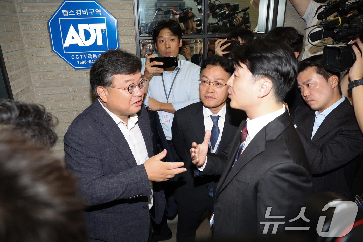 (서울=뉴스1) 신웅수 기자 = 국민의힘 당원명부 압수수색에 나선 김건희특검 수사관들이 18일 서울 여의도 중앙당사에서 국민의힘 변호사와 출입을 두고 언쟁을 벌이고 있다. 2025 …