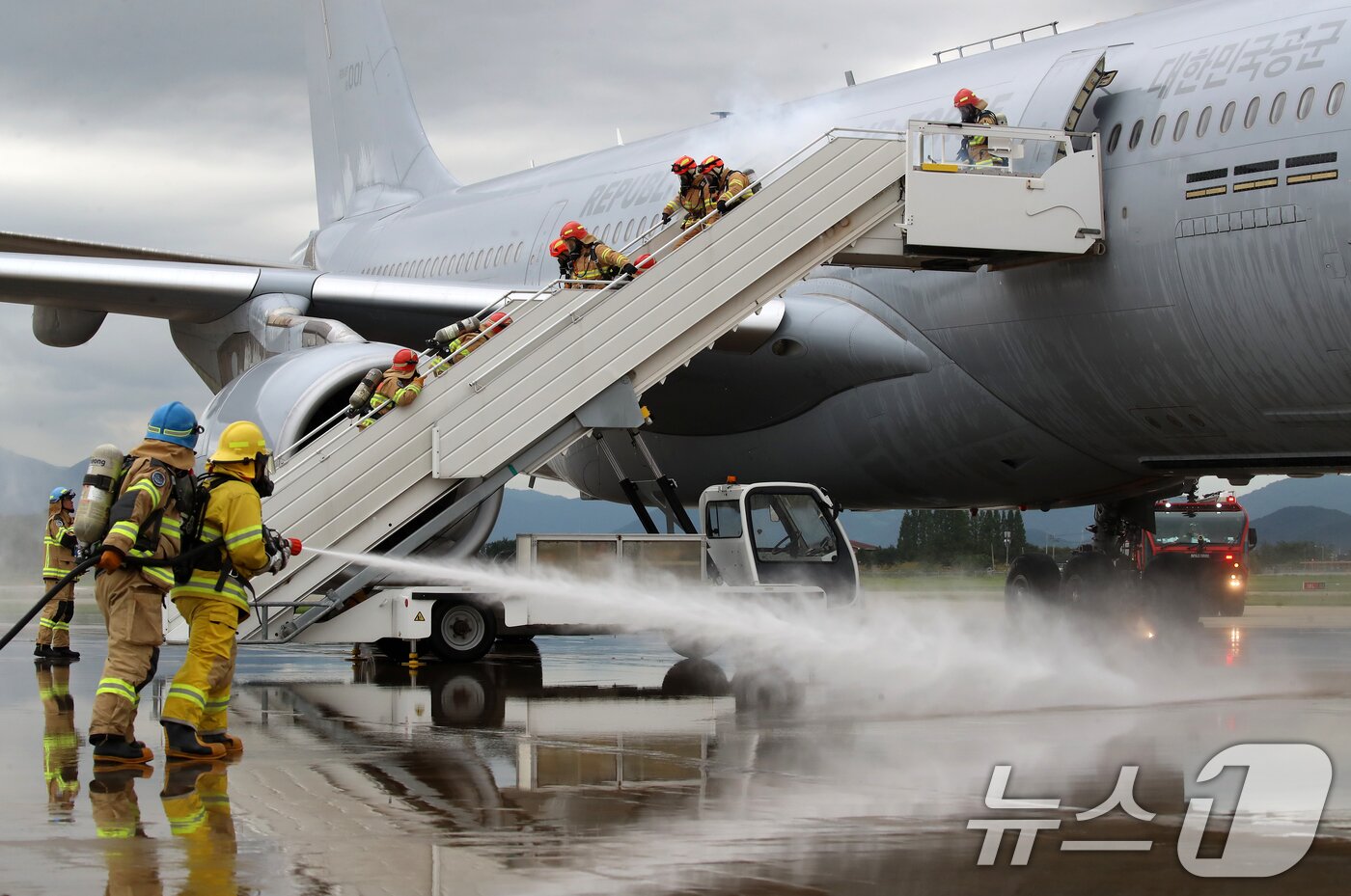 본문 이미지 - 18일 부산 강서구 공군 제5공중기동비행단 주기장에서 APEC 정상회의 대비 민·관·군 합동 항공기 사고대응 훈련이 진행되고 있다.  2025.9.18/뉴스1 ⓒ News1 윤일지 기자