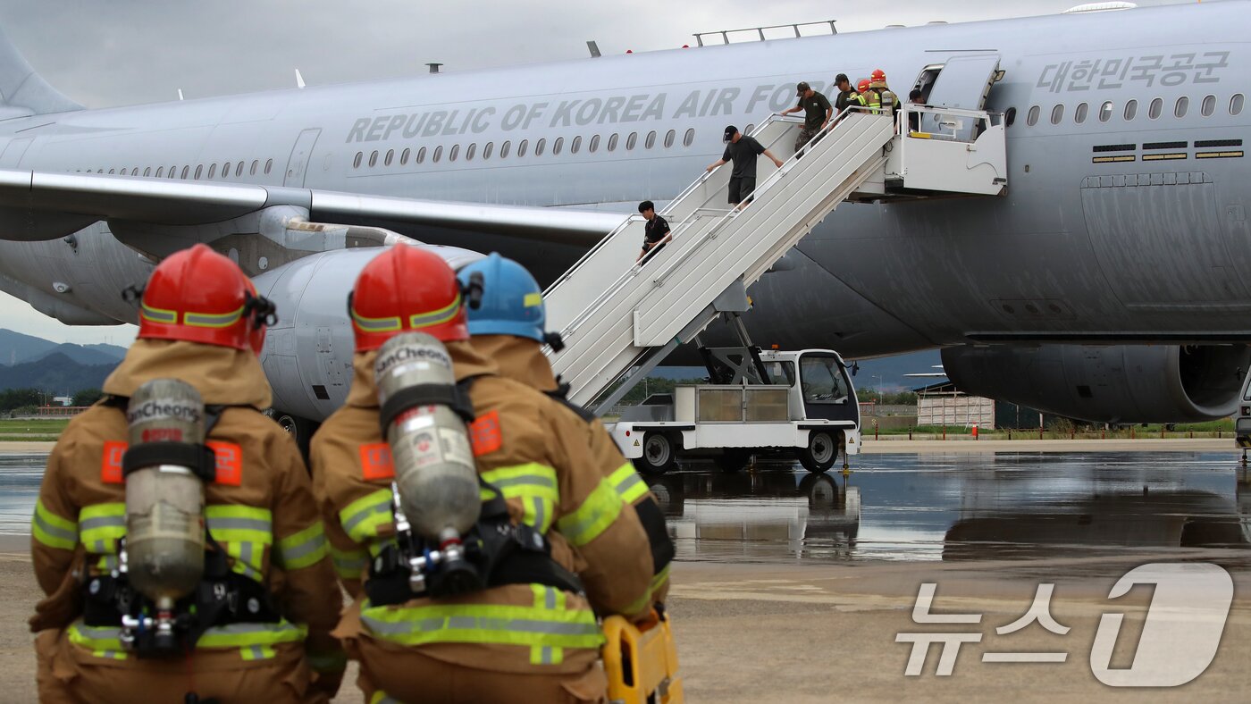 본문 이미지 - 18일 부산 강서구 공군 제5공중기동비행단 주기장에서 APEC 정상회의 대비 민·관·군 합동 항공기 사고대응 훈련이 진행되고 있다.  2025.9.18/뉴스1 ⓒ News1 윤일지 기자