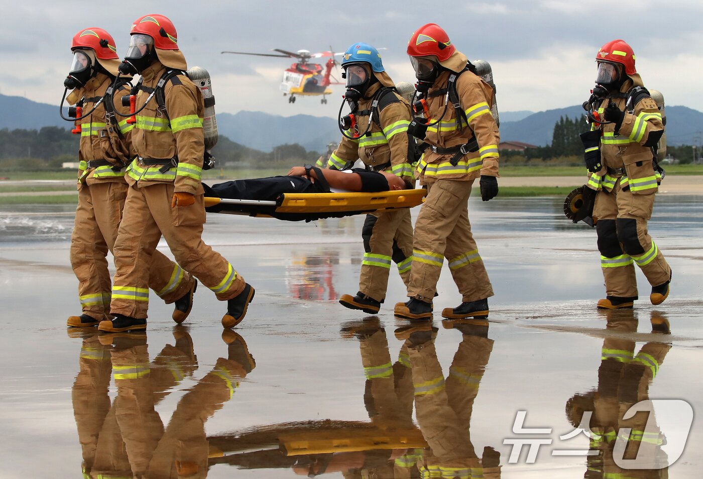 본문 이미지 - 18일 부산 강서구 공군 제5공중기동비행단 주기장에서 APEC 정상회의 대비 민·관·군 합동 항공기 사고대응 훈련이 진행되고 있다.  2025.9.18/뉴스1 ⓒ News1 윤일지 기자