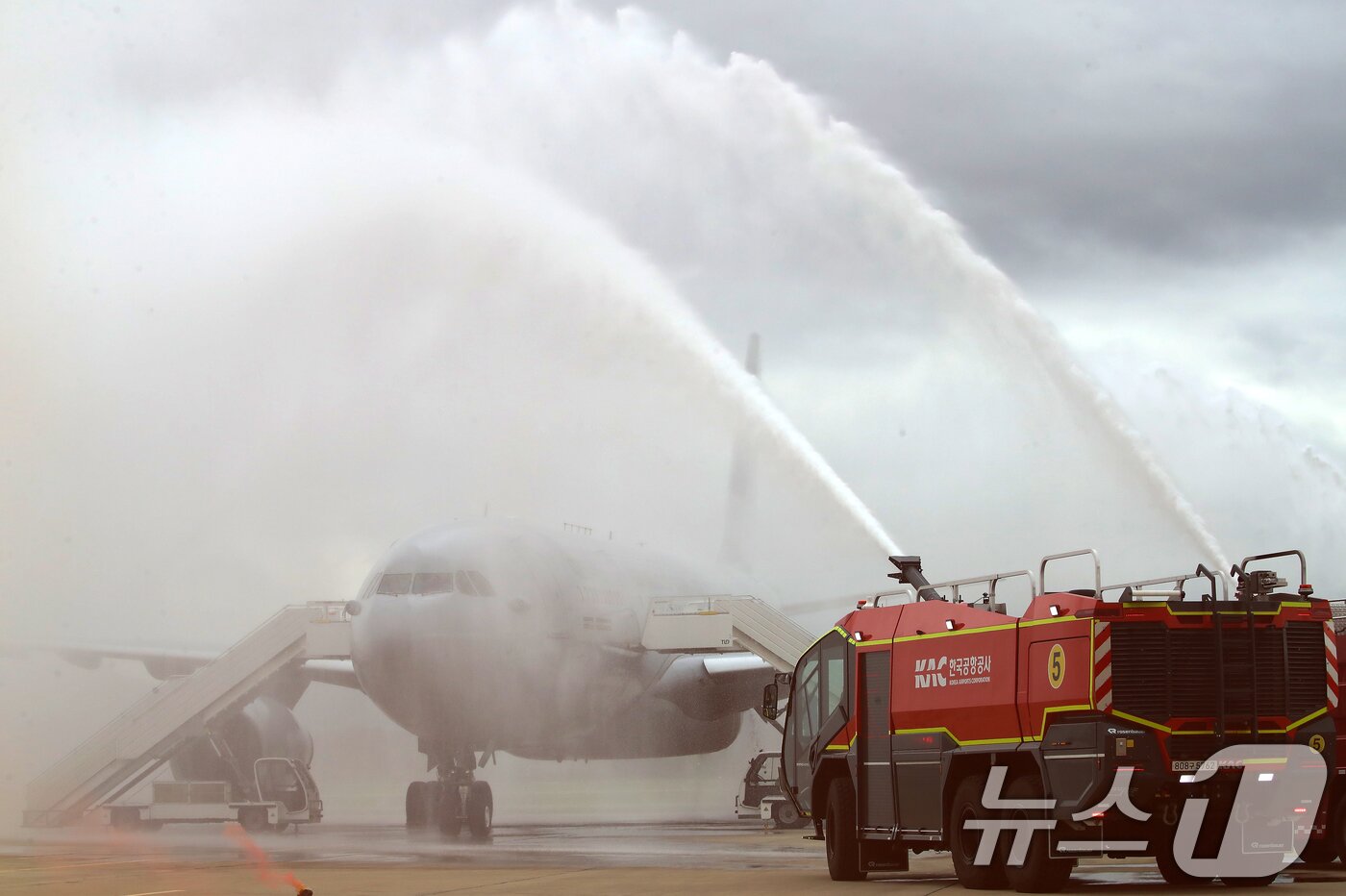 본문 이미지 - 18일 부산 강서구 공군 제5공중기동비행단 주기장에서 APEC 정상회의 대비 민·관·군 합동 항공기 사고대응 훈련이 진행되고 있다.  2025.9.18/뉴스1 ⓒ News1 윤일지 기자