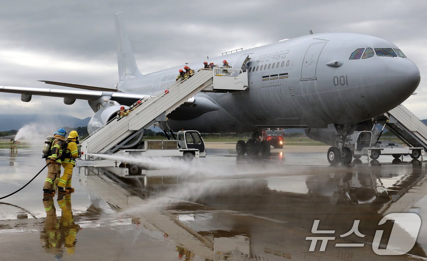 본문 이미지 - 18일 부산 강서구 공군 제5공중기동비행단 주기장에서 APEC 정상회의 대비 민·관·군 합동 항공기 사고대응 훈련이 진행되고 있다.  2025.9.18/뉴스1 ⓒ News1 윤일지 기자