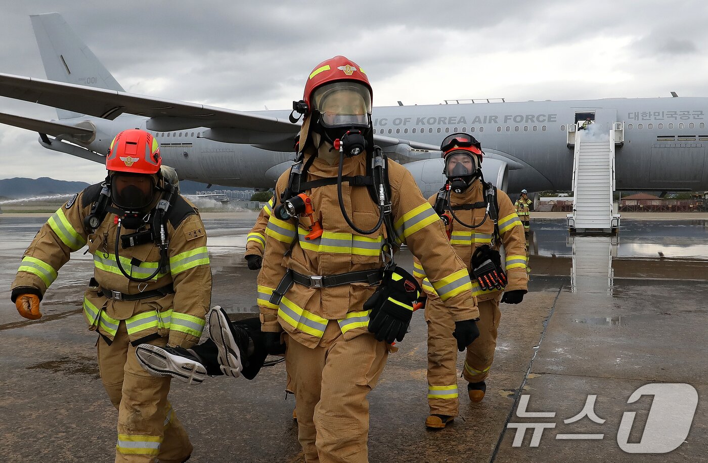 본문 이미지 - 18일 부산 강서구 공군 제5공중기동비행단 주기장에서 APEC 정상회의 대비 민·관·군 합동 항공기 사고대응 훈련이 진행되고 있다.  2025.9.18/뉴스1 ⓒ News1 윤일지 기자