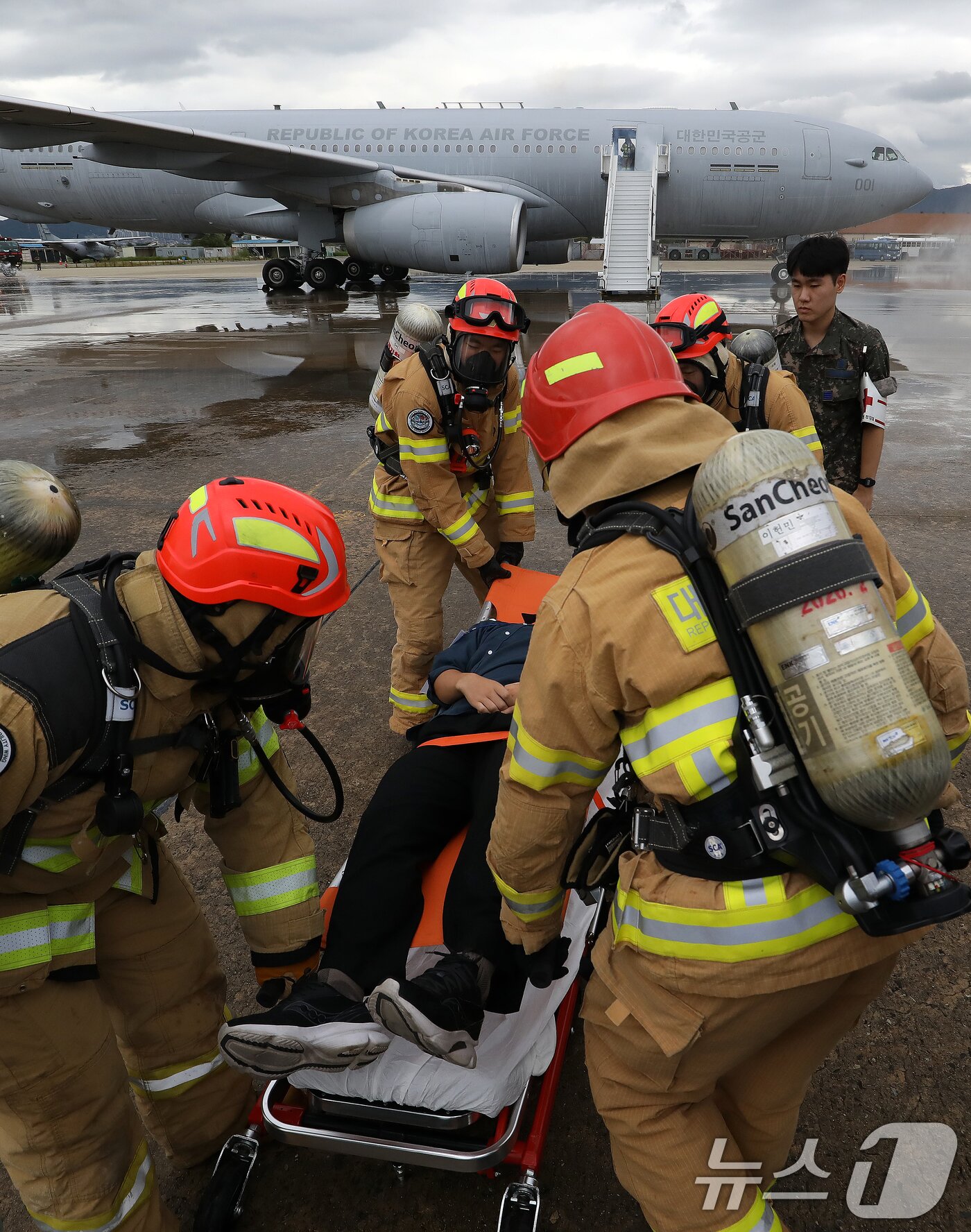 본문 이미지 - 18일 부산 강서구 공군 제5공중기동비행단 주기장에서 APEC 정상회의 대비 민·관·군 합동 항공기 사고대응 훈련이 진행되고 있다.  2025.9.18/뉴스1 ⓒ News1 윤일지 기자