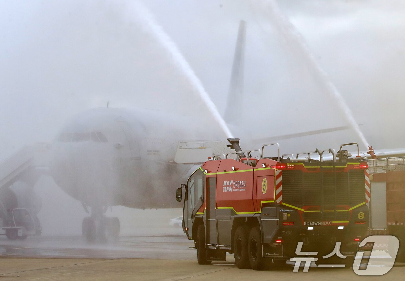 본문 이미지 - 18일 부산 강서구 공군 제5공중기동비행단 주기장에서 APEC 정상회의 대비 민·관·군 합동 항공기 사고대응 훈련이 진행되고 있다.  2025.9.18/뉴스1 ⓒ News1 윤일지 기자