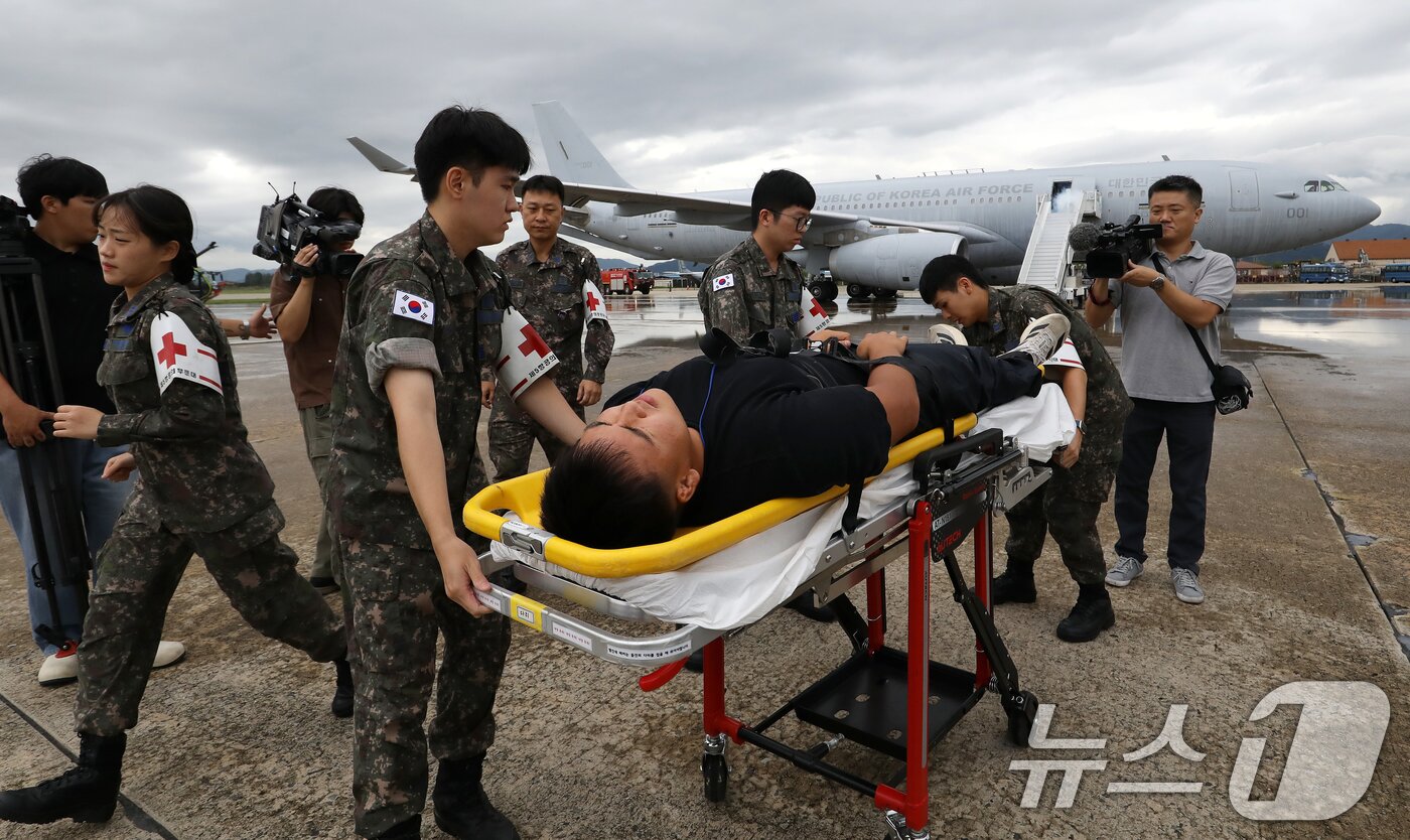 본문 이미지 - 18일 부산 강서구 공군 제5공중기동비행단 주기장에서 APEC 정상회의 대비 민·관·군 합동 항공기 사고대응 훈련이 진행되고 있다.  2025.9.18/뉴스1 ⓒ News1 윤일지 기자