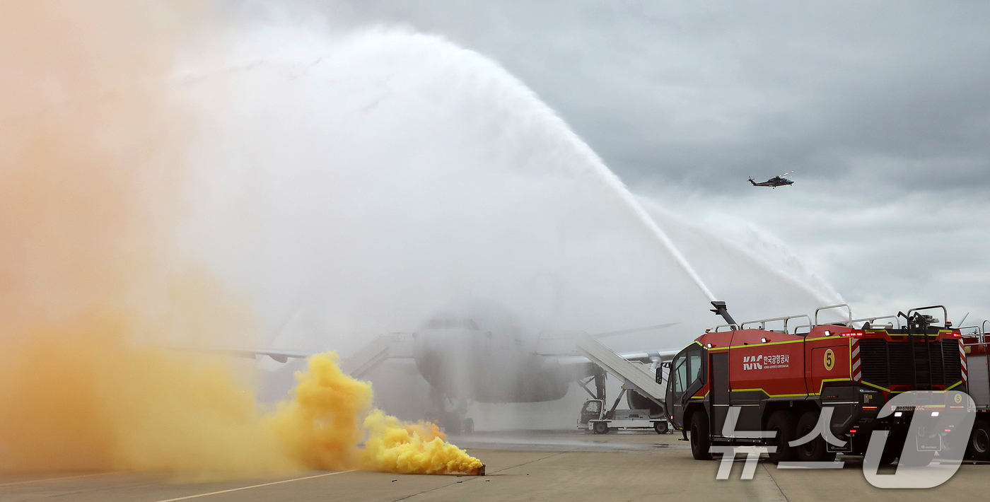 (부산=뉴스1) 윤일지 기자 = 18일 부산 강서구 공군 제5공중기동비행단 주기장에서 APEC 정상회의 대비 민·관·군 합동 항공기 사고대응 훈련이 진행되고 있다.김해국제공항에 도 …