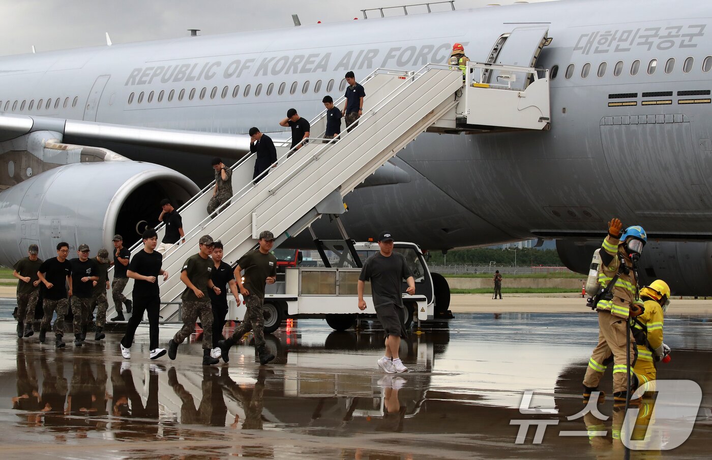 본문 이미지 - 18일 부산 강서구 공군 제5공중기동비행단 주기장에서 APEC 정상회의 대비 민·관·군 합동 항공기 사고대응 훈련이 진행되고 있다.  2025.9.18/뉴스1 ⓒ News1 윤일지 기자