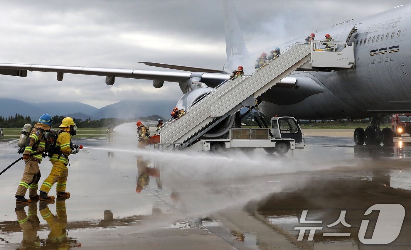 본문 이미지 - 18일 부산 강서구 공군 제5공중기동비행단 주기장에서 APEC 정상회의 대비 민·관·군 합동 항공기 사고대응 훈련이 진행되고 있다.  2025.9.18/뉴스1 ⓒ News1 윤일지 기자