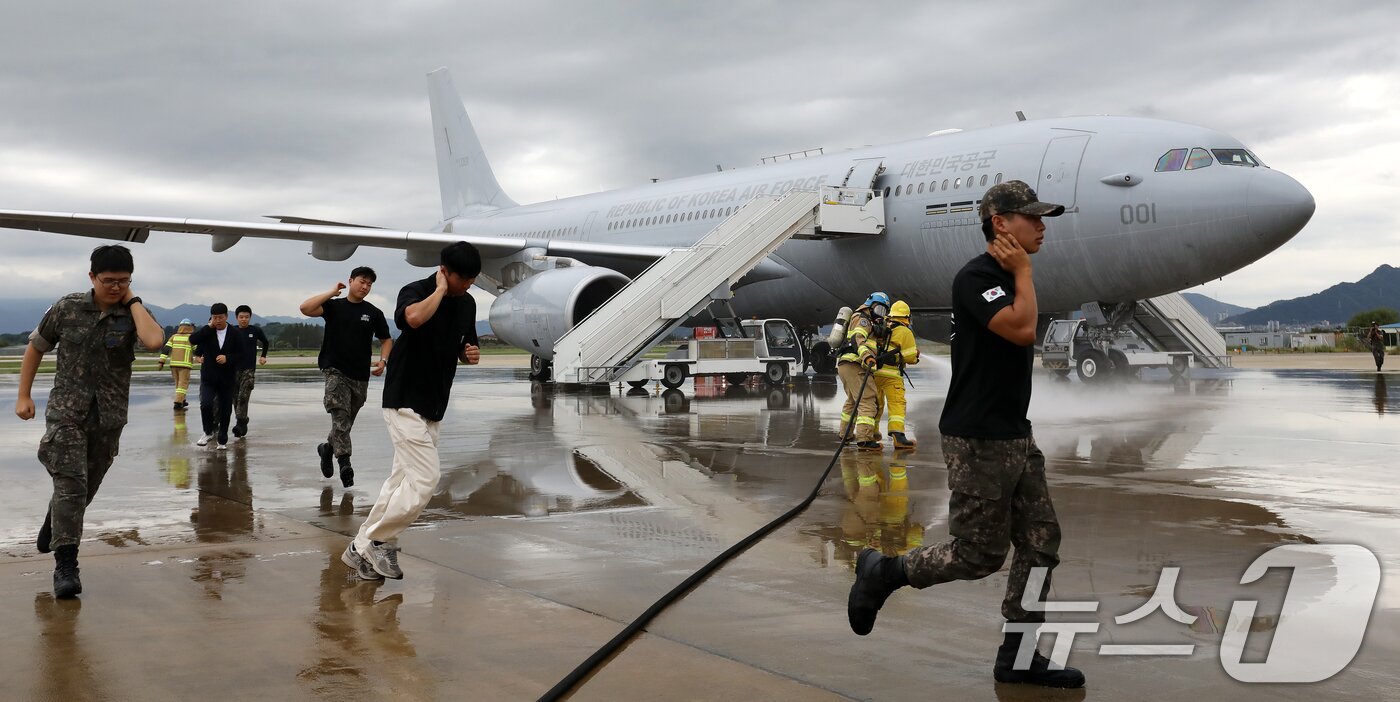 본문 이미지 - 18일 부산 강서구 공군 제5공중기동비행단 주기장에서 APEC 정상회의 대비 민·관·군 합동 항공기 사고대응 훈련이 진행되고 있다.  2025.9.18/뉴스1 ⓒ News1 윤일지 기자