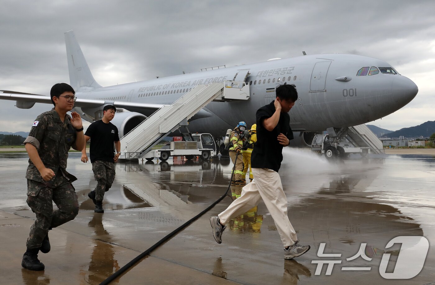 본문 이미지 - 18일 부산 강서구 공군 제5공중기동비행단 주기장에서 APEC 정상회의 대비 민·관·군 합동 항공기 사고대응 훈련이 진행되고 있다.  2025.9.18/뉴스1 ⓒ News1 윤일지 기자
