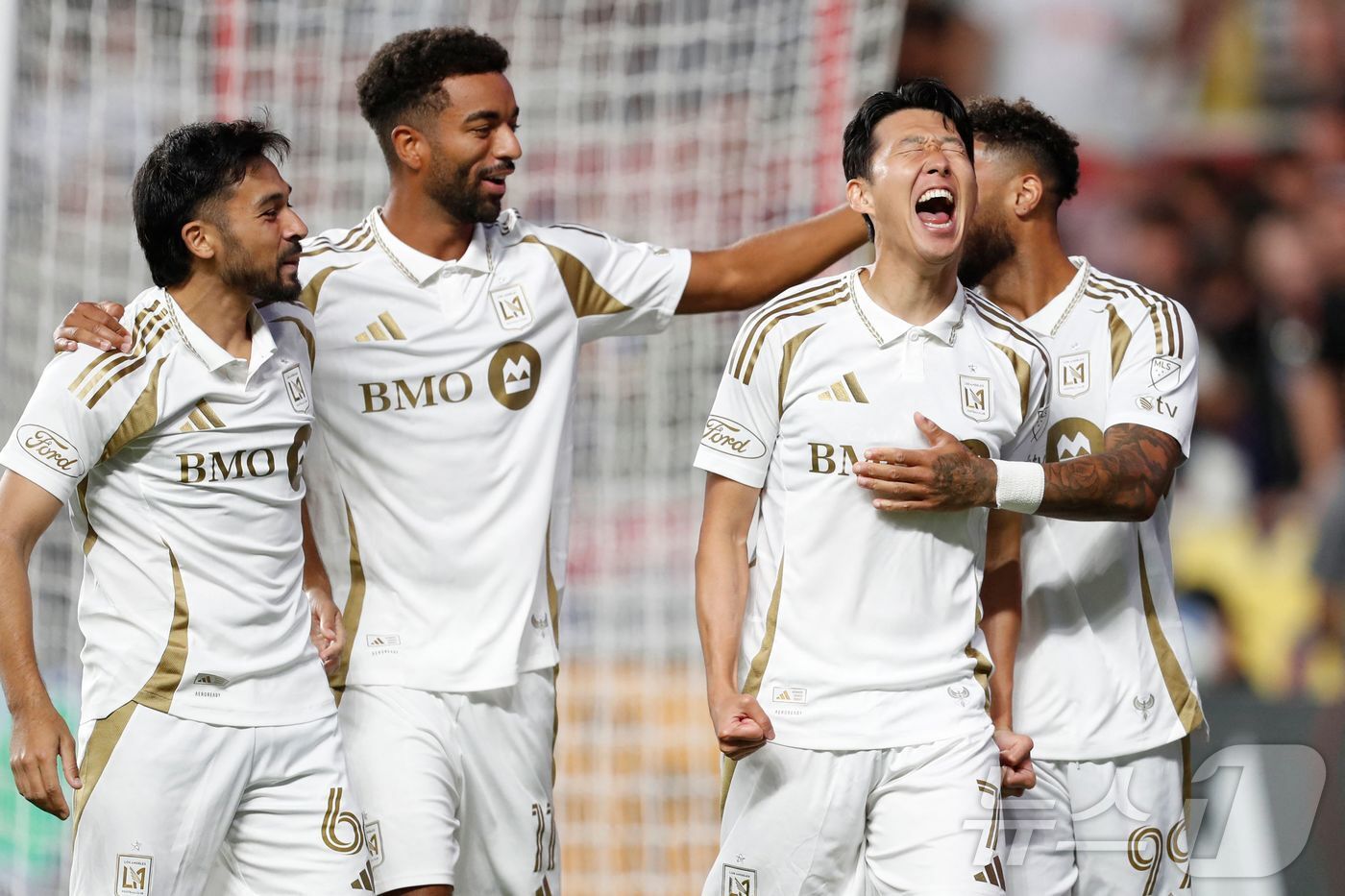 본문 이미지 - 손흥민이 18일&#40;한국시간&#41;미국 유타주 솔트레이크시티 아메리카 퍼스트 필드에서 열린 레알 솔트레이크와의 2025 MLS 원정 경기에서 골을 넣은 뒤 티모시 틸먼, 마티유 슈아니에르, 데니스 부앙가의 축하를 받고 있다. ⓒ AFP=뉴스1