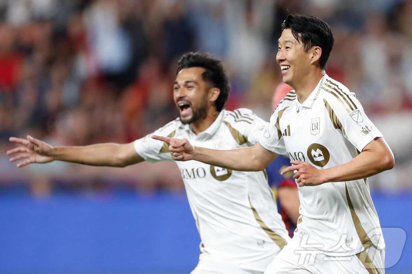 본문 이미지 - 손흥민이 18일&#40;한국시간&#41;미국 유타주 솔트레이크시티 아메리카 퍼스트 필드에서 열린 레알 솔트레이크와의 2025 MLS 원정 경기에서 전반 두 번째 골을 넣은 뒤 기뻐하고 있다. ⓒ AFP=뉴스1