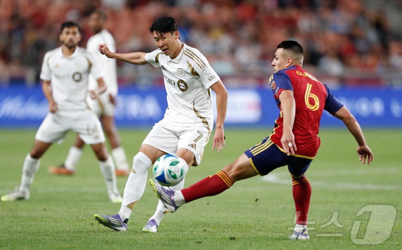 본문 이미지 - 손흥민이 18일&#40;한국시간&#41;미국 유타주 솔트레이크시티 아메리카 퍼스트 필드에서 열린 레알 솔트레이크와의 2025 MLS 원정 경기에서 전반 크로스를 올리고 있다. ⓒ AFP=뉴스1