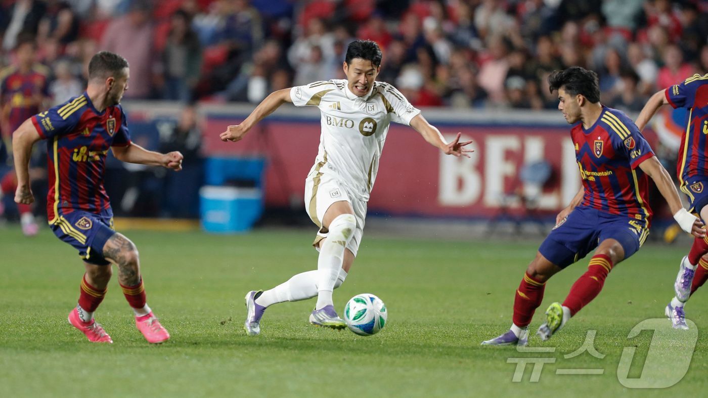 본문 이미지 - 손흥민이 18일&#40;한국시간&#41;미국 유타주 솔트레이크시티 아메리카 퍼스트 필드에서 열린 레알 솔트레이크와의 2025 MLS 원정 경기에서 후반 상대 문전을 향해 돌파하고 있다. ⓒ AFP=뉴스1