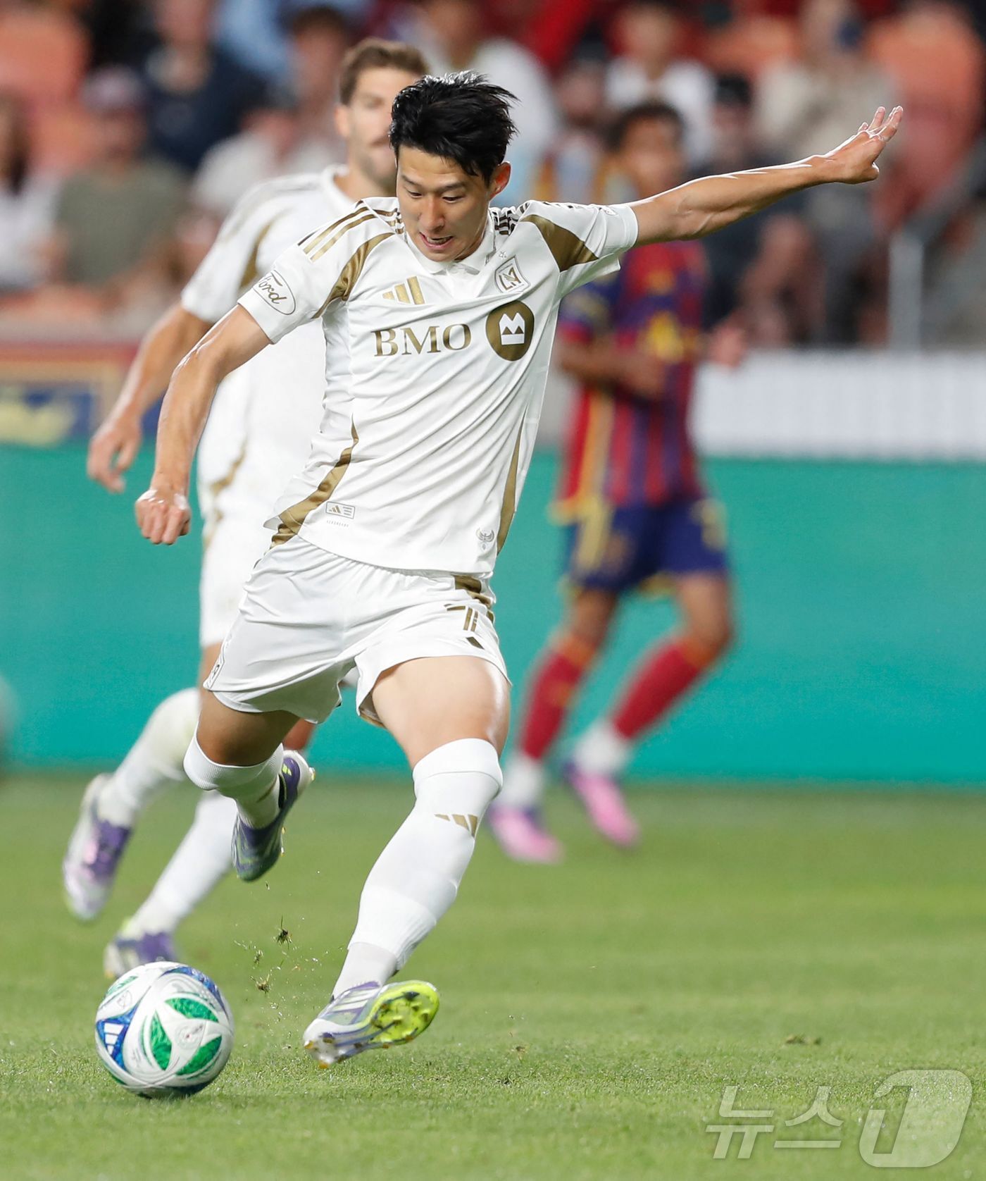 본문 이미지 - 손흥민이 18일&#40;한국시간&#41;미국 유타주 솔트레이크시티 아메리카 퍼스트 필드에서 열린 레알 솔트레이크와의 2025 MLS 원정 경기에서 골을 노리고 있다. ⓒ AFP=뉴스1