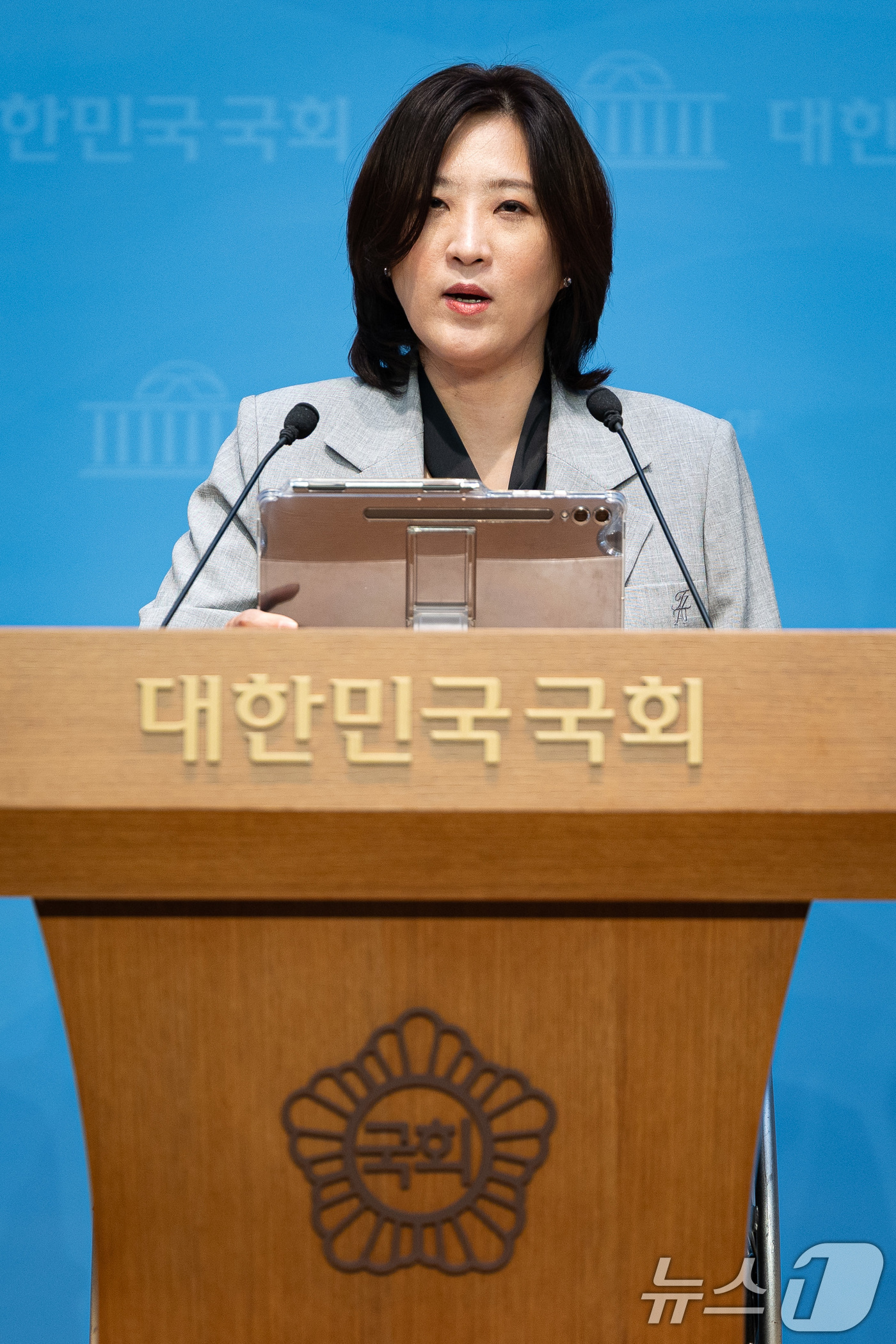 (서울=뉴스1) 유승관 기자 = 최보윤 국민의힘 수석대변인이 18일 서울 여의도 국회 소통관에서 현안 관련 논평을 하고 있다. 2025.9.18/뉴스1