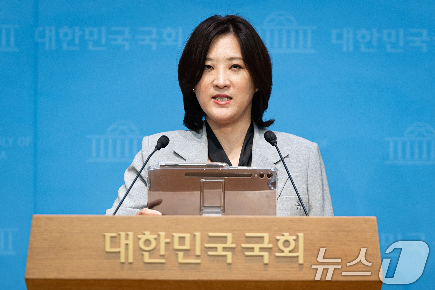 (서울=뉴스1) 유승관 기자 = 최보윤 국민의힘 수석대변인이 18일 서울 여의도 국회 소통관에서 현안 관련 논평을 하고 있다. 2025.9.18/뉴스1