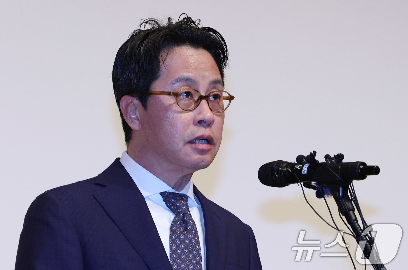 본문 이미지 - 조좌진 롯데카드 대표이사가 18일 서울 중구 부영태평빌딩 컨벤션홀에서 열린 언론 브리핑에서 롯데카드 대규모 해킹 사고 관련 대국민 사과문을 발표하고 있다. 2025.9.18/뉴스1 ⓒ News1 박지혜 기자