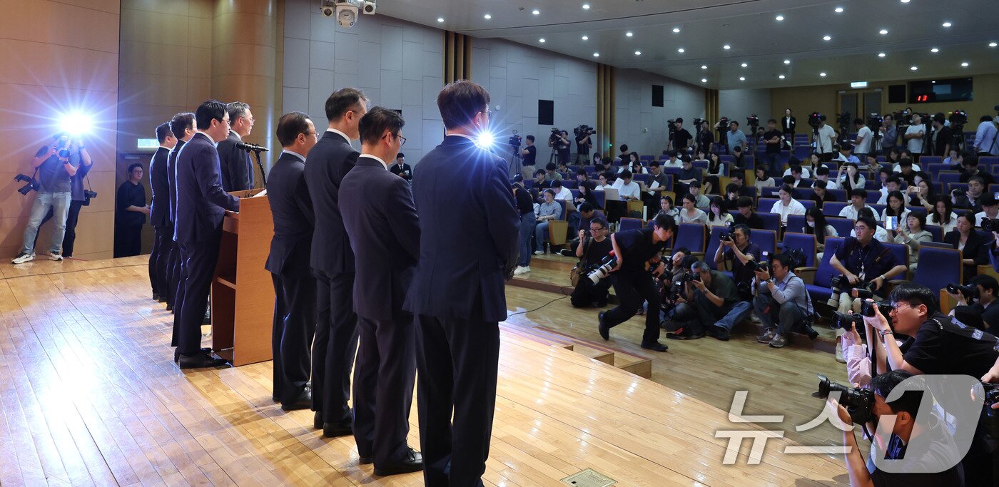 본문 이미지 - 조좌진 롯데카드 대표이사&#40;가운데&#41;가 18일 서울 중구 부영태평빌딩 컨벤션홀에서 열린 언론 브리핑에서 롯데카드 대규모 해킹 사고 관련 대국민 사과문을 발표하고 있다. 2025.9.18/뉴스1 ⓒ News1 박지혜 기자