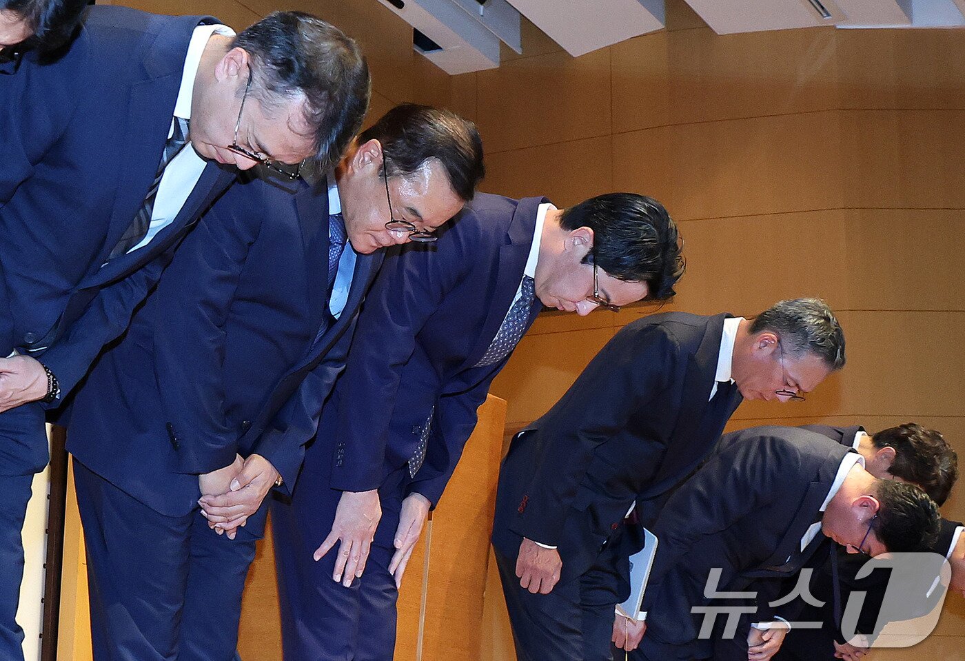 본문 이미지 - 조좌진 롯데카드 대표이사&#40;왼쪽 세 번째&#41;가 18일 서울 중구 부영태평빌딩 컨벤션홀에서 열린 언론 브리핑에서 롯데카드 대규모 해킹 사고 관련 대국민 사과를 하고 있다. 2025.9.18/뉴스1 ⓒ News1 박지혜 기자