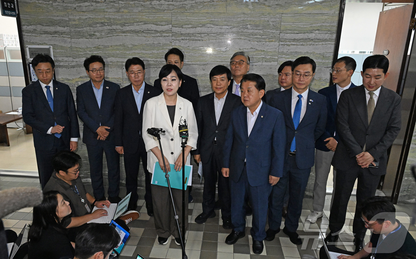 (서울=뉴스1) 이승배 기자 = 전현희 더불어민주당 3대특검 종합대응 특별위원회 위원장 및 위원들이 18일 국회 의안과에 '윤석열·김건희 등의 국정농단 사건 진상규명을 위한 전담재 …