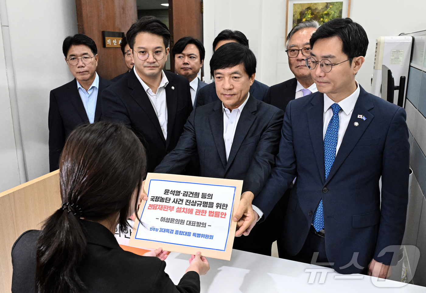 (서울=뉴스1) 이승배 기자 = 더불어민주당 3대특검 종합대응 특별위원회 이성윤 의원 등이 18일 국회 의안과에 '윤석열·김건희 등의 국정농단 사건 진상규명을 위한 전담재판부 설치 …