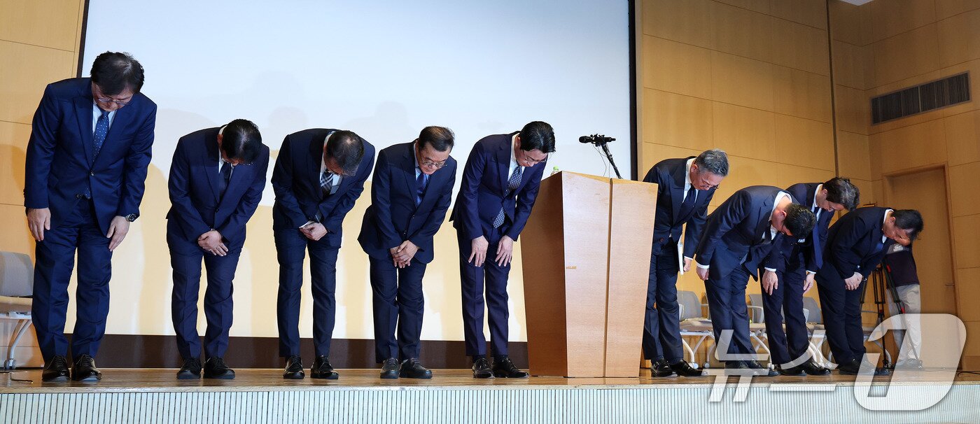 본문 이미지 - 조좌진 롯데카드 대표이사&#40;가운데&#41;가 18일 서울 중구 부영태평빌딩 컨벤션홀에서 열린 언론 브리핑에서 롯데카드 대규모 해킹 사고 관련 대국민 사과를 하고 있다. 2025.9.18/뉴스1 ⓒ News1 박지혜 기자