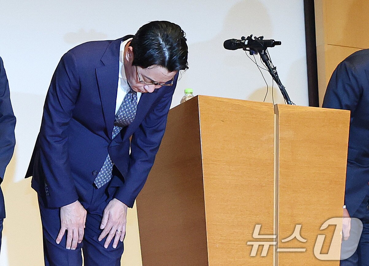 본문 이미지 - 조좌진 롯데카드 대표이사가 18일 서울 중구 부영태평빌딩 컨벤션홀에서 열린 언론 브리핑에서 롯데카드 대규모 해킹 사고 관련 대국민 사과를 하고 있다. 2025.9.18/뉴스1 ⓒ News1 박지혜 기자