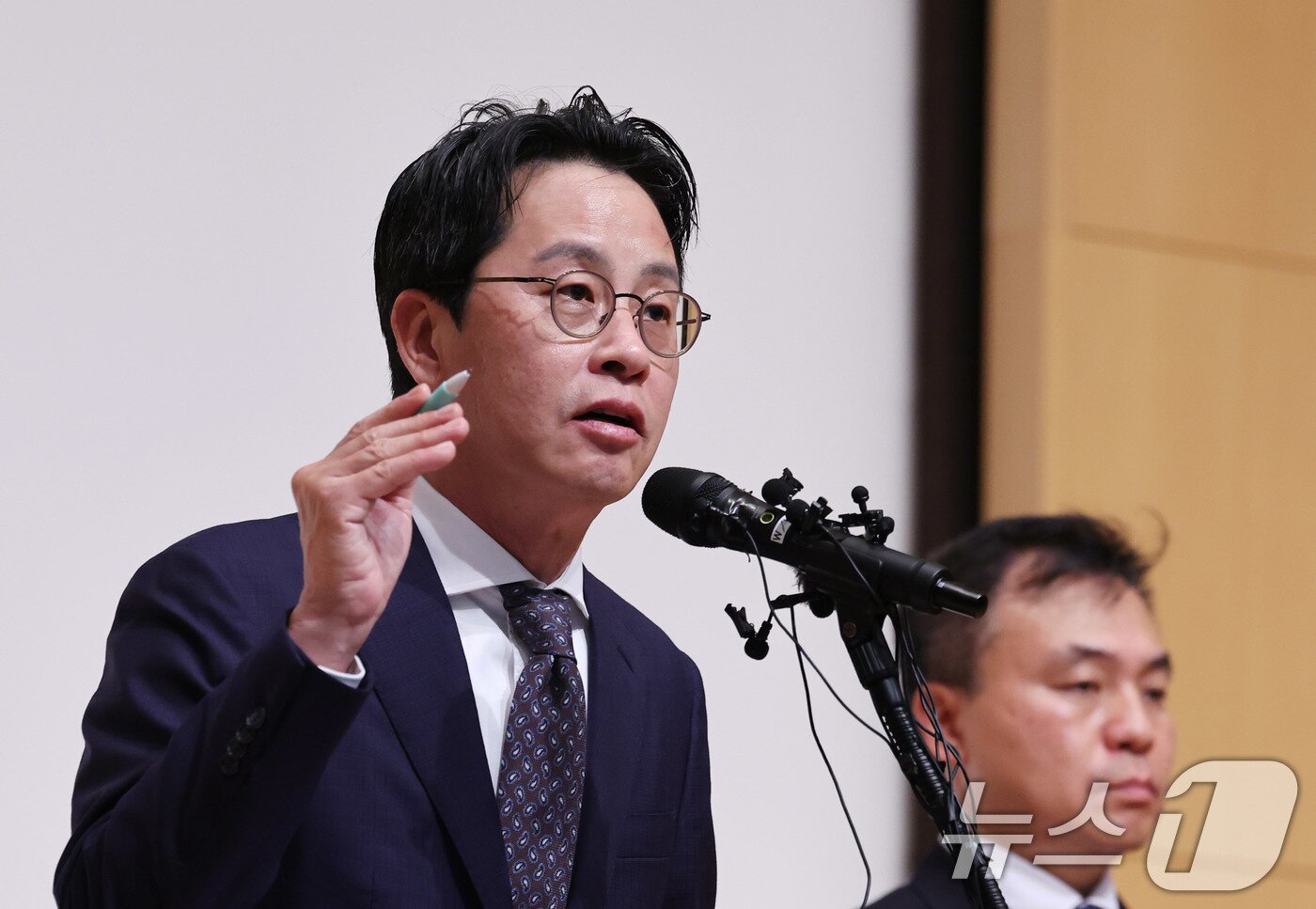 본문 이미지 - 조좌진 롯데카드 대표이사가 18일 서울 중구 부영태평빌딩 컨벤션홀에서 열린 언론 브리핑에서 롯데카드 대규모 해킹 사고 관련 대국민 사과를 마친 뒤 취재진 질문에 답하고 있다. 2025.9.18/뉴스1 ⓒ News1 박지혜 기자