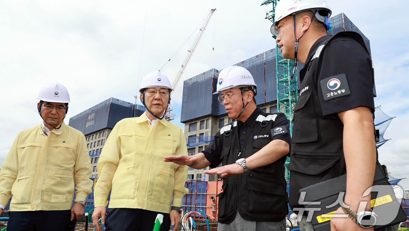 (서울=뉴스1) = 김영훈 고용노동부 장관과 김윤덕 국토교통부 장관이 18일 서울 용산구 소재 청년주택 신축 공사 현장을 찾아 불법하도급 합동 점검을 실시하고 있다. (고용노동부 …