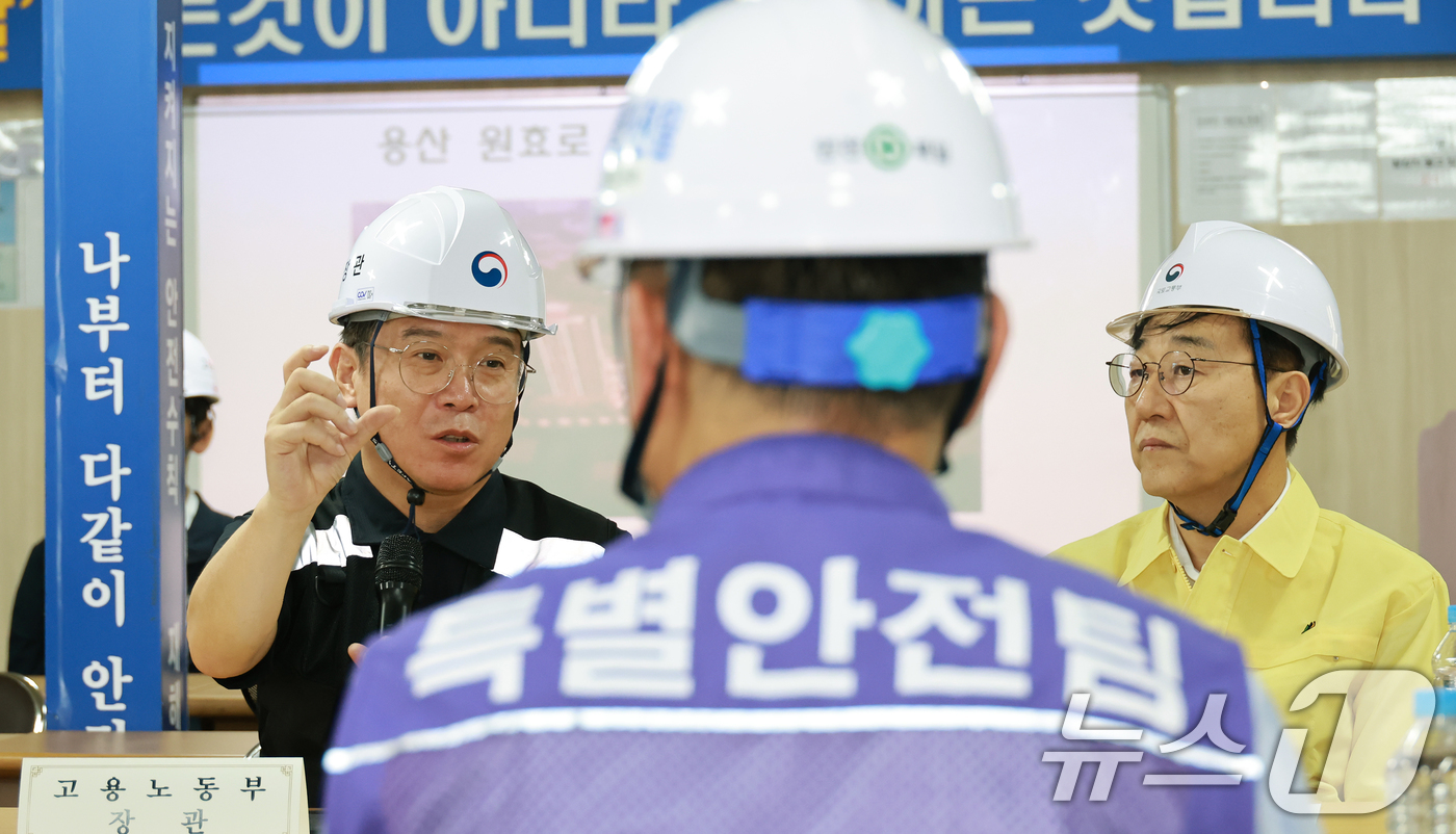 (서울=뉴스1) = 김영훈 고용노동부 장관과 김윤덕 국토교통부 장관이 18일 서울 용산구 소재 청년주택 신축 공사 현장을 찾아 불법하도급 합동 점검을 실시하고 있다. (고용노동부 …