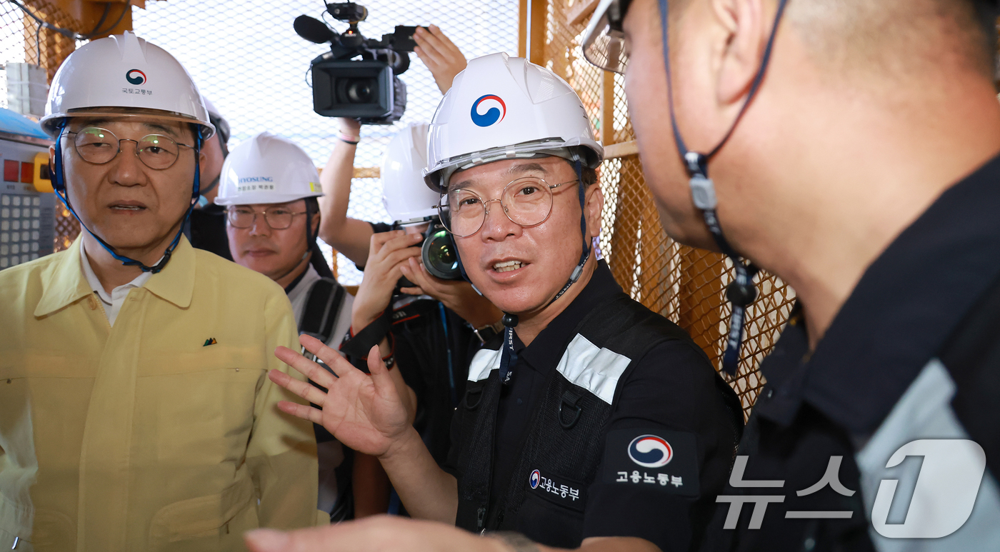 (서울=뉴스1) = 김영훈 고용노동부 장관과 김윤덕 국토교통부 장관이 18일 서울 용산구 소재 청년주택 신축 공사 현장을 찾아 불법하도급 합동 점검을 실시하고 있다. (고용노동부 …