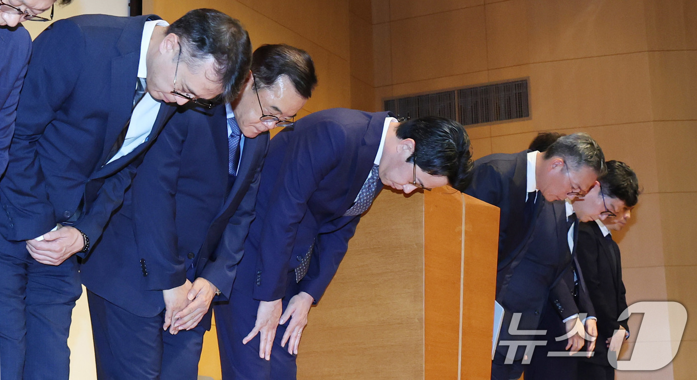 (서울=뉴스1) 박지혜 기자 = 조좌진 롯데카드 대표이사(왼쪽 세 번째)가 18일 서울 중구 부영태평빌딩 컨벤션홀에서 열린 언론 브리핑에서 롯데카드 대규모 해킹 사고 관련 대국민 …