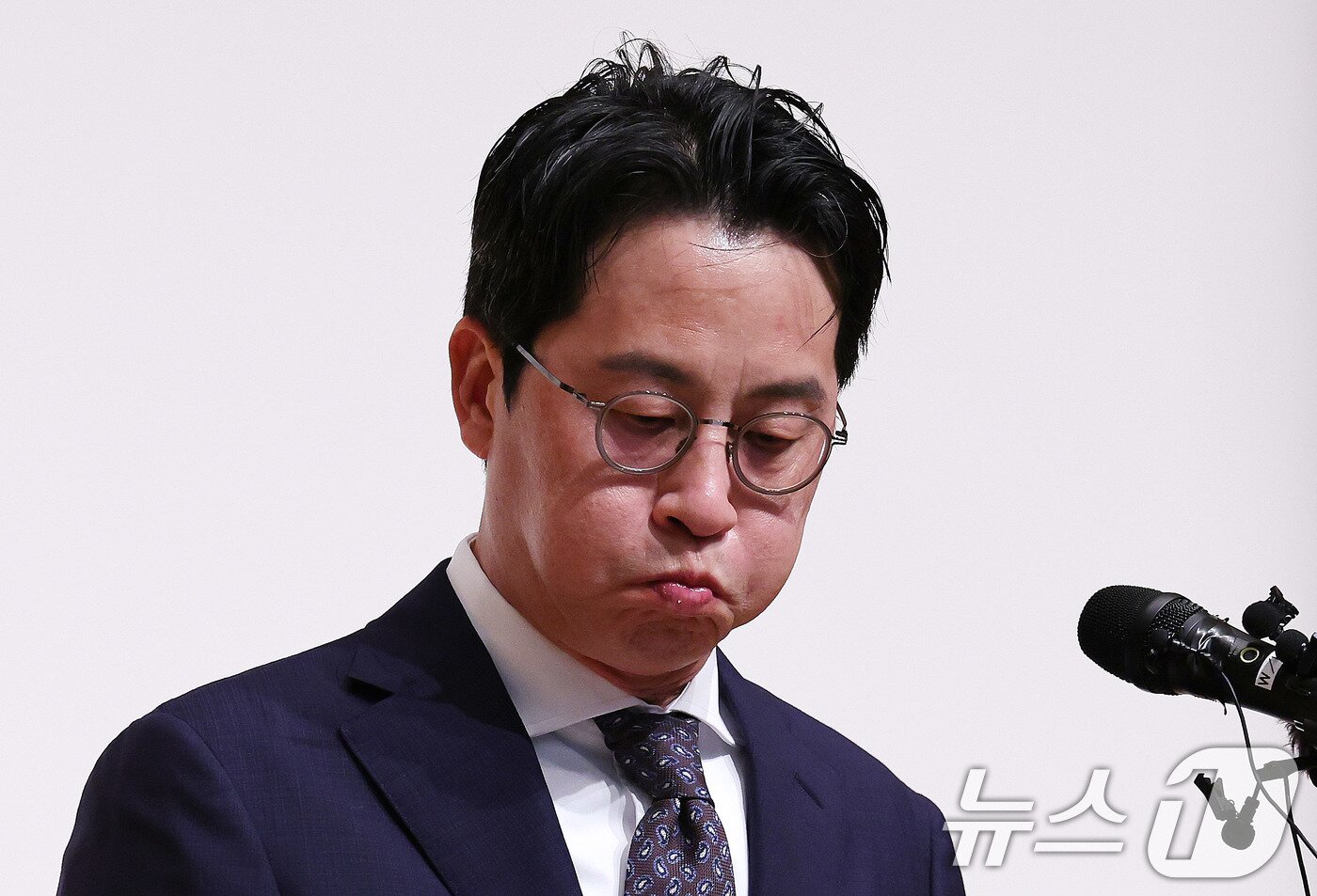 본문 이미지 - 조좌진 롯데카드 대표이사가 18일 서울 중구 부영태평빌딩 컨벤션홀에서 열린 언론 브리핑에서 롯데카드 대규모 해킹 사고 관련 대국민 사과를 마친 뒤 물을 마시고 있다. 2025.9.18/뉴스1 ⓒ News1 박지혜 기자