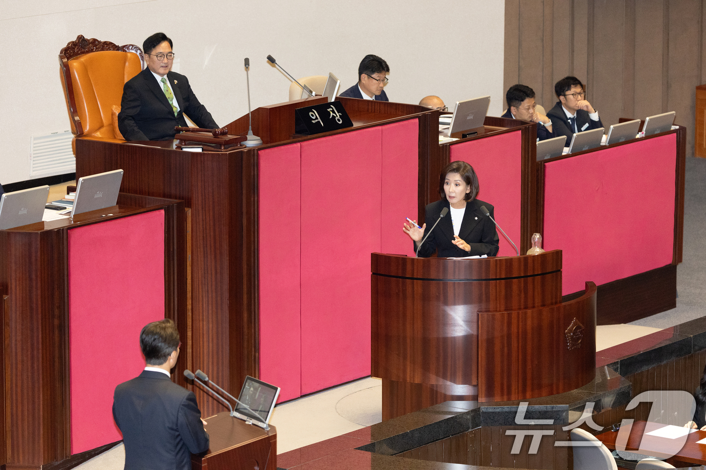 (서울=뉴스1) 이승배 기자 = 18일 서울 여의도 국회에서 열린 제429회 국회(정기회) 제8차 본회의에서 나경원 국민의힘 의원이 교육·사회·문화에 관한 대정부 질문을 하고 있다 …