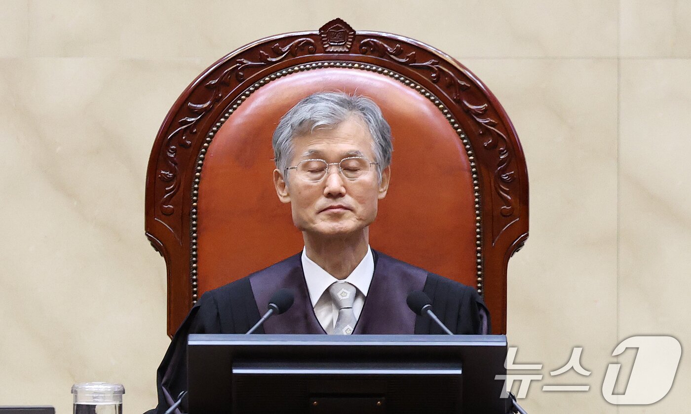 본문 이미지 - 조희대 대법원장이 18일 오후 서울 서초구 대법원 대법정에서 열린 전원합의체 선고를 위해 입장해 자리하고 있다. 2025.9.18/뉴스1 ⓒ News1 오대일 기자