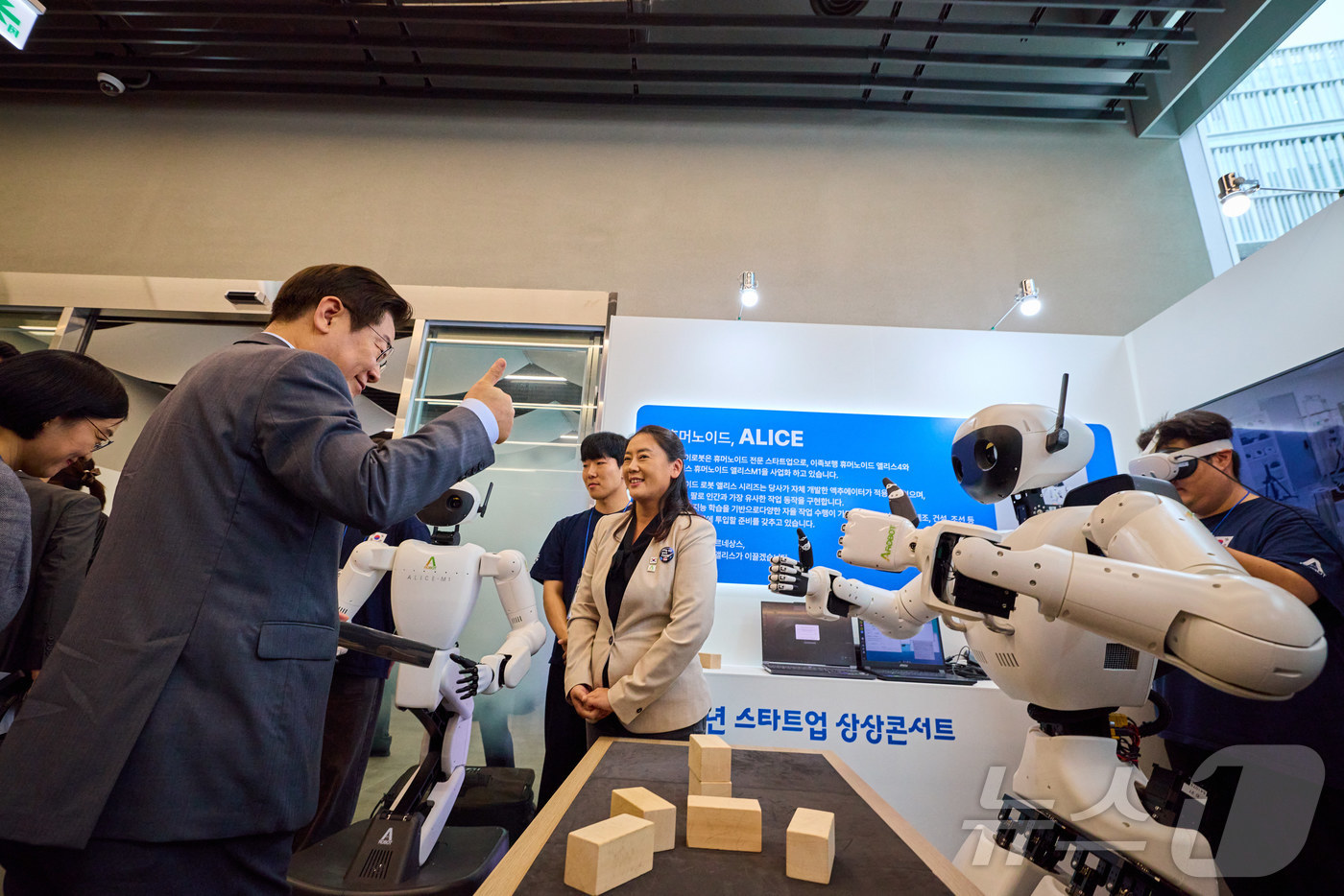 (서울=뉴스1) 이재명 기자 = 이재명 대통령이 지난 17일 경기도 성남시 스타트업 스퀘어 스타트업 전시 부스를 방문해 엄지를 들어보이고 있다. (이재명 대통령 SNS. 재판매 및 …