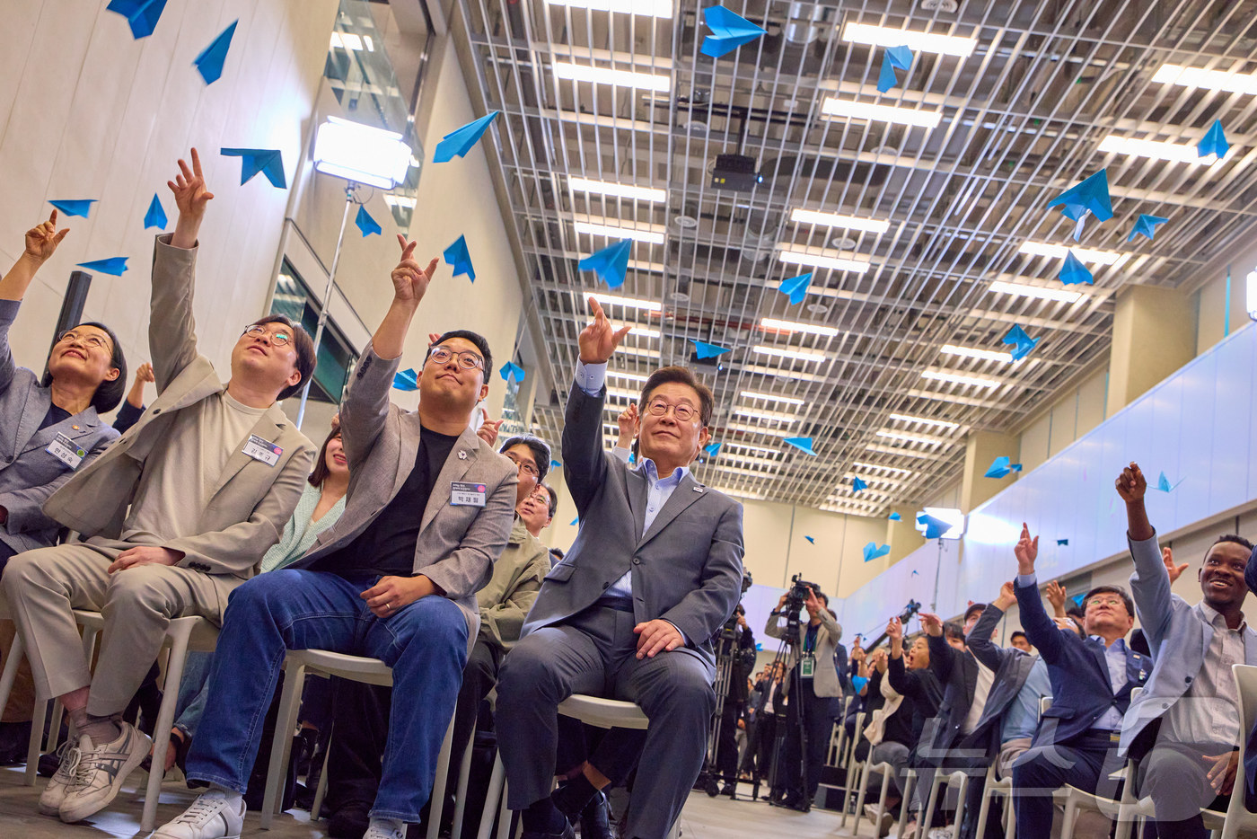 (서울=뉴스1) 이재명 기자 = 이재명 대통령이 지난 17일 경기도 성남시 스타트업 스퀘어에서 열린 청년 스타트업 상상콘서트에서 참석자들과 종이비행기를 날리고 있다. (이재명 대통 …