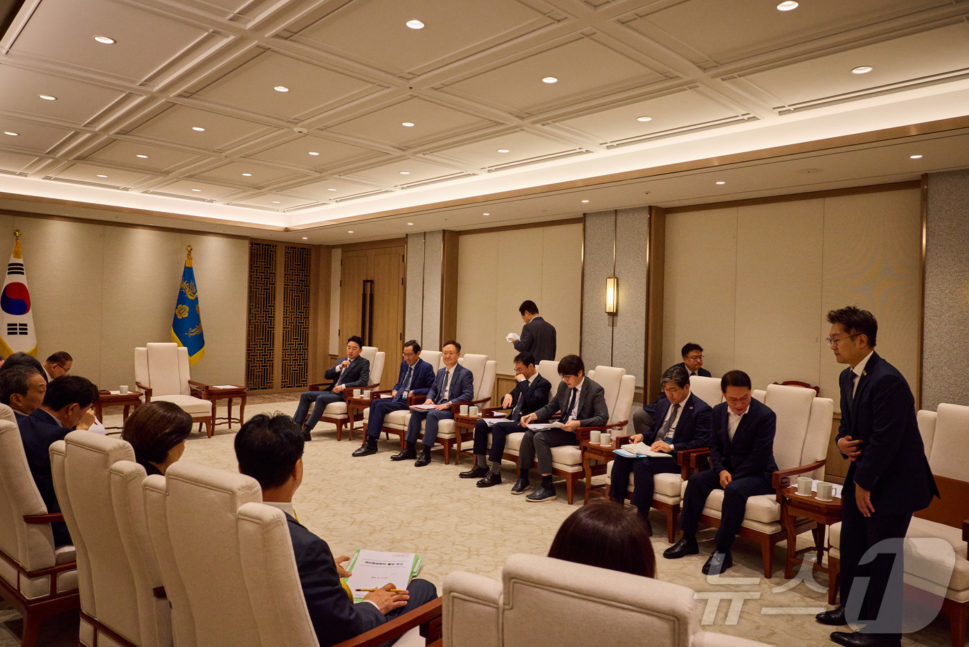 (서울=뉴스1) 이재명 기자 = 이재명 대통령이 지난 17일 서울 용산 대통령실 청사에서 티타임에 참석하고 있다. (이재명 대통령 SNS. 재판매 및 DB 금지) 2025.9.18 …