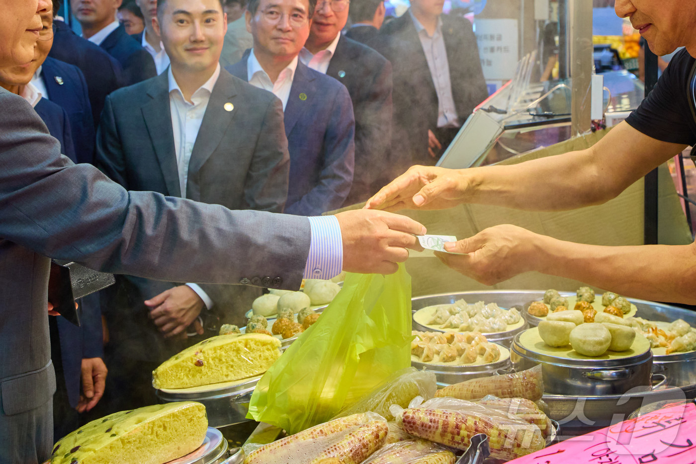 (서울=뉴스1) 이재명 기자 = 이재명 대통령이 지난 17일 성남시 태평동 현대시장을 방문해 상인에게 옥수수를 구입하고 있다. (이재명 대통령 SNS. 재판매 및 DB 금지) 20 …