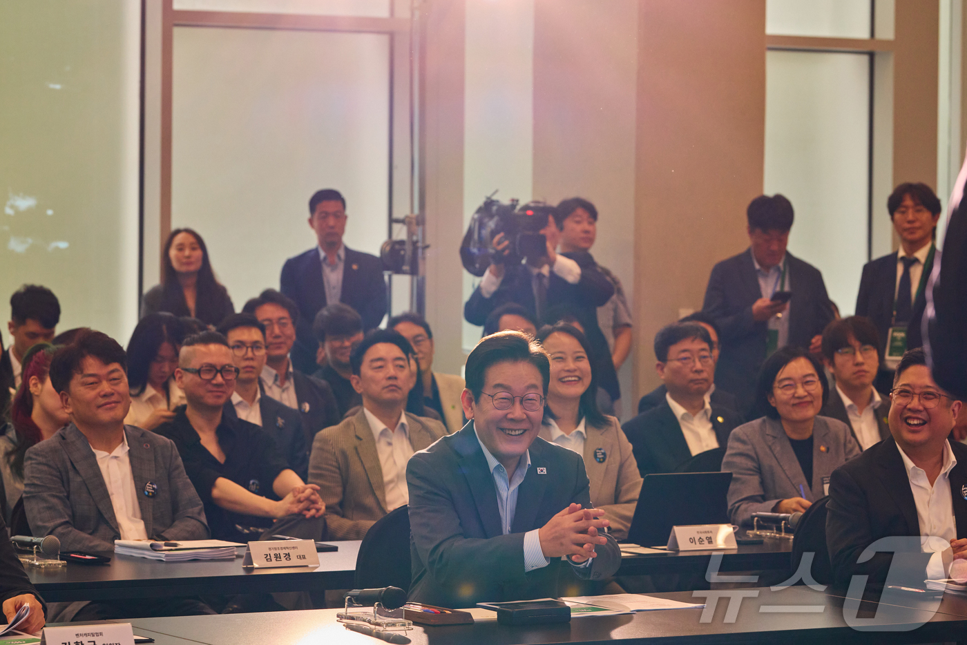 (서울=뉴스1) 이재명 기자 = 이재명 대통령이 지난 17일 경기도 성남시 스타트업 스퀘어에서 열린 청년 스타트업 상상콘서트에 참석해 있다. (이재명 대통령 SNS. 재판매 및 D …