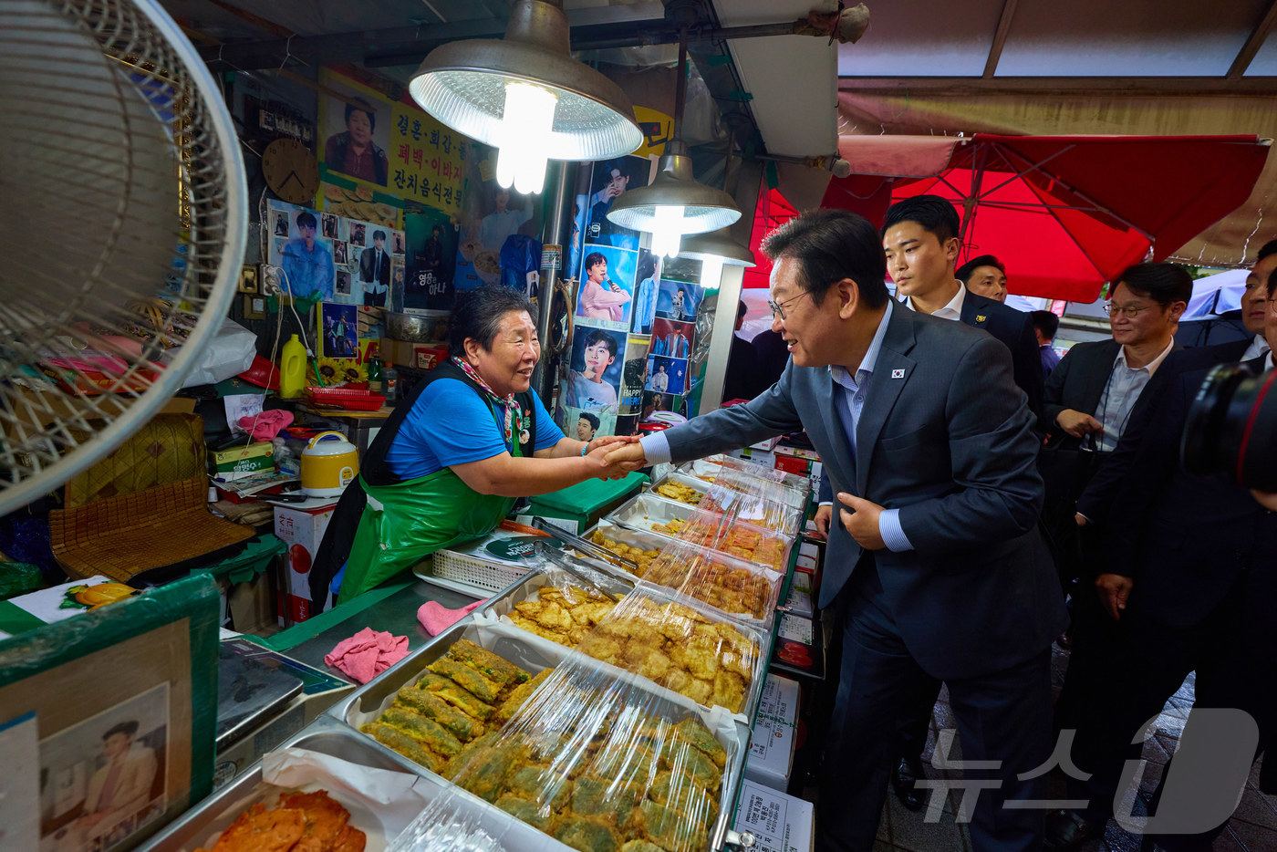 (서울=뉴스1) 이재명 기자 = 이재명 대통령이 지난 17일 성남시 태평동 현대시장을 방문해 상인들과 인사하고 있다. (이재명 대통령 SNS. 재판매 및 DB 금지) 2025.9. …