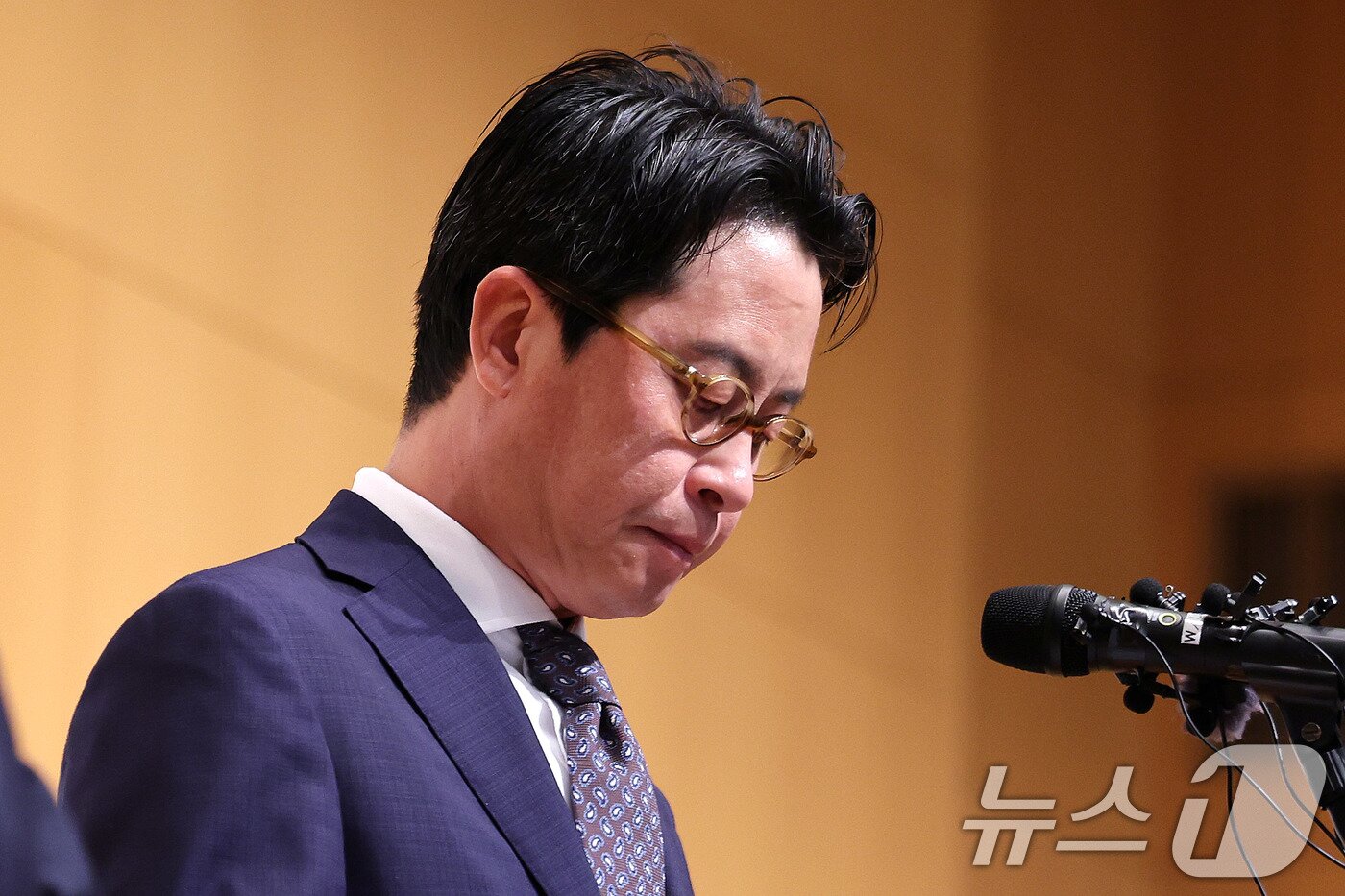 본문 이미지 - 조좌진 롯데카드 대표이사가 18일 서울 중구 부영태평빌딩 컨벤션홀에서 열린 언론 브리핑에서 롯데카드 대규모 해킹 사고 관련 대국민 사과문을 발표하고 있다. 2025.9.18/뉴스1 ⓒ News1 박지혜 기자