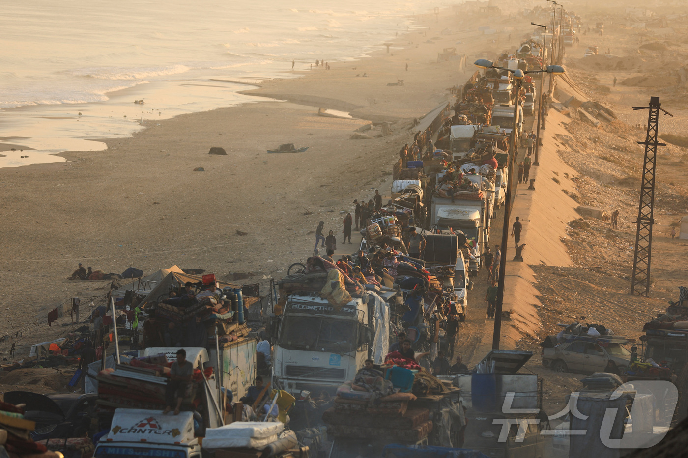 (가자 로이터=뉴스1) 양은하 기자 = 18일(현지시간) 이스라엘군의 군사 작전으로 인해 북부 가자지구에서 탈출한 팔레스타인 난민들이 이스라엘군의 명령에 따라 남쪽으로 이동하고 있 …